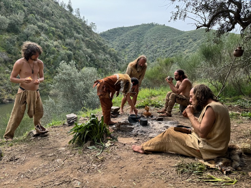 Steinzeit – Gruppe am Feuer