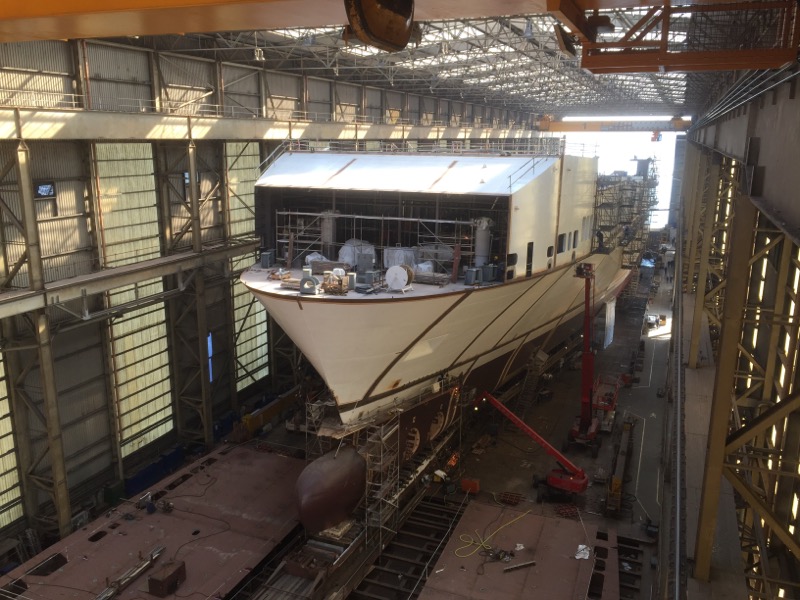 Werft – Schiff in der Halle